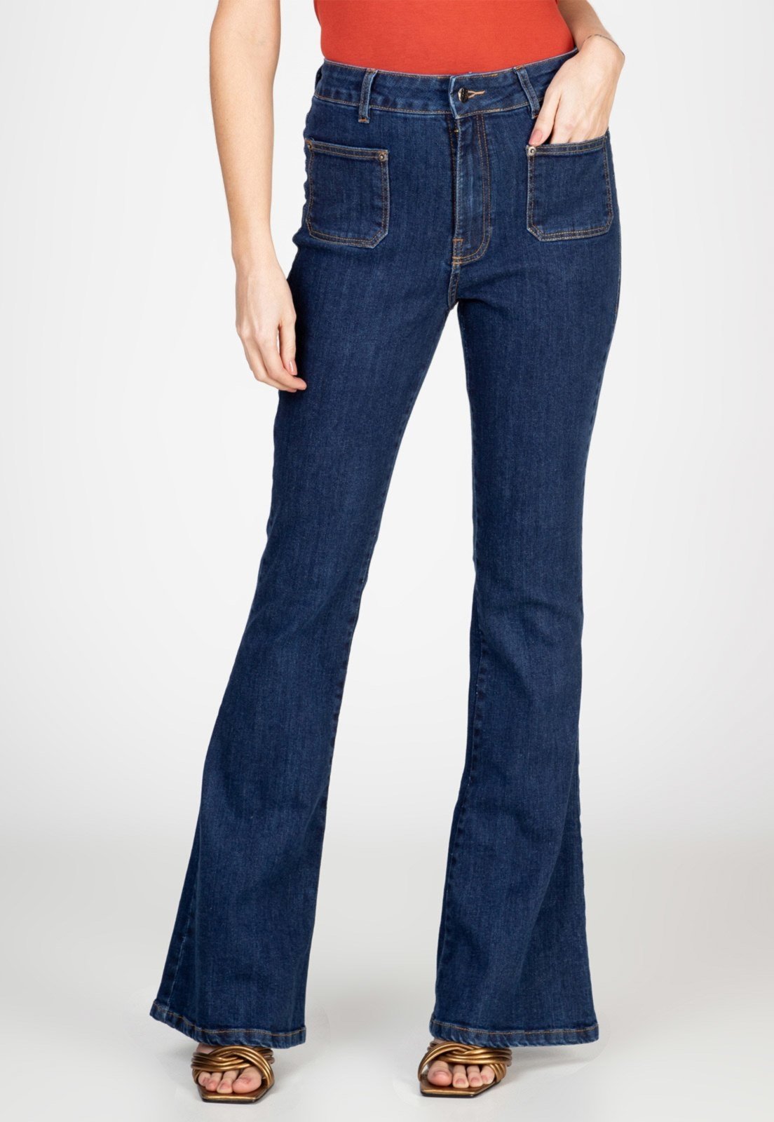 calça jeans flare escura