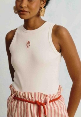 Regata Rib Bordado Concha Cacau Off-white
