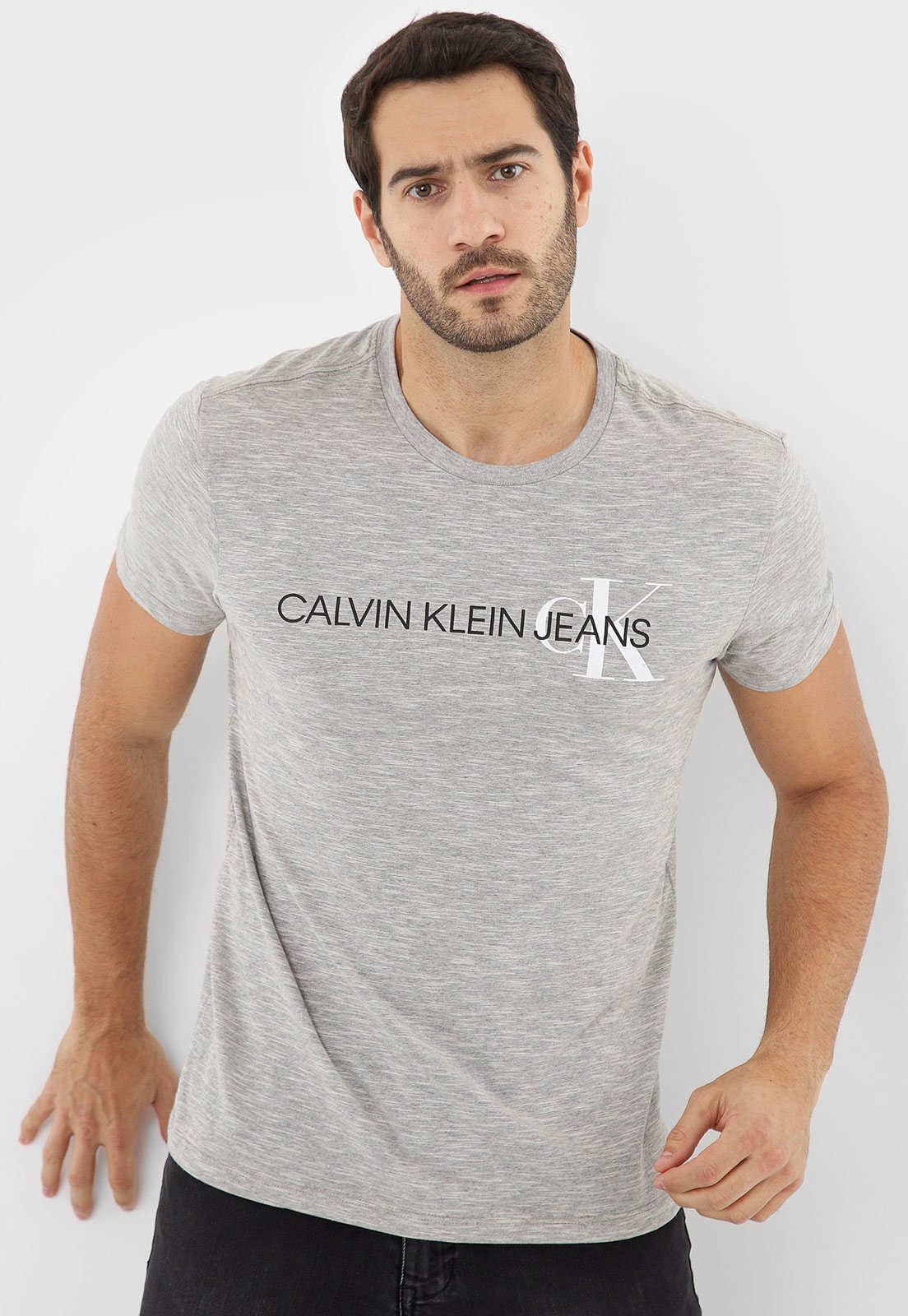 https://static.dafiti.com.br/p/Calvin-Klein-Jeans-Camiseta-Calvin-Klein-Jeans-Lettering-Cinza-4525-5790525-1-zoom.jpg