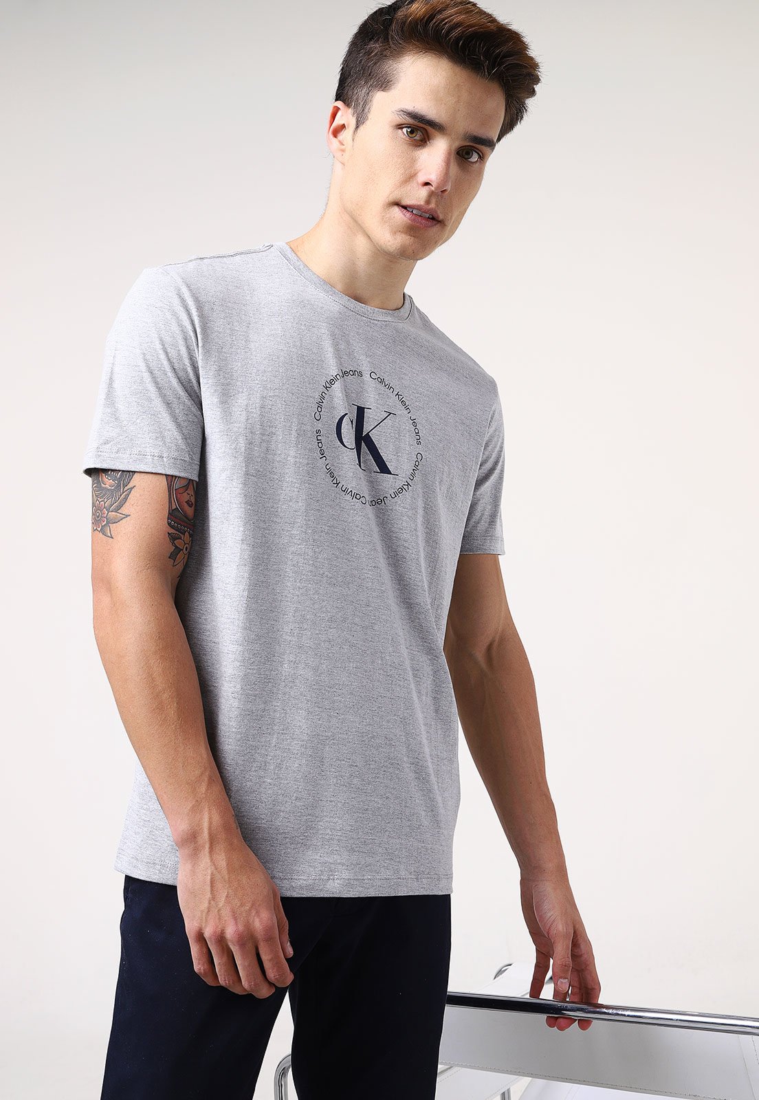 CAMISETA CALVIN KLEIN JEANS LOGO CINZA - Faz a Boa!