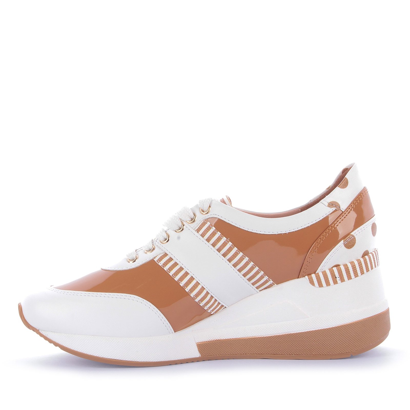 tenis de verniz com salto
