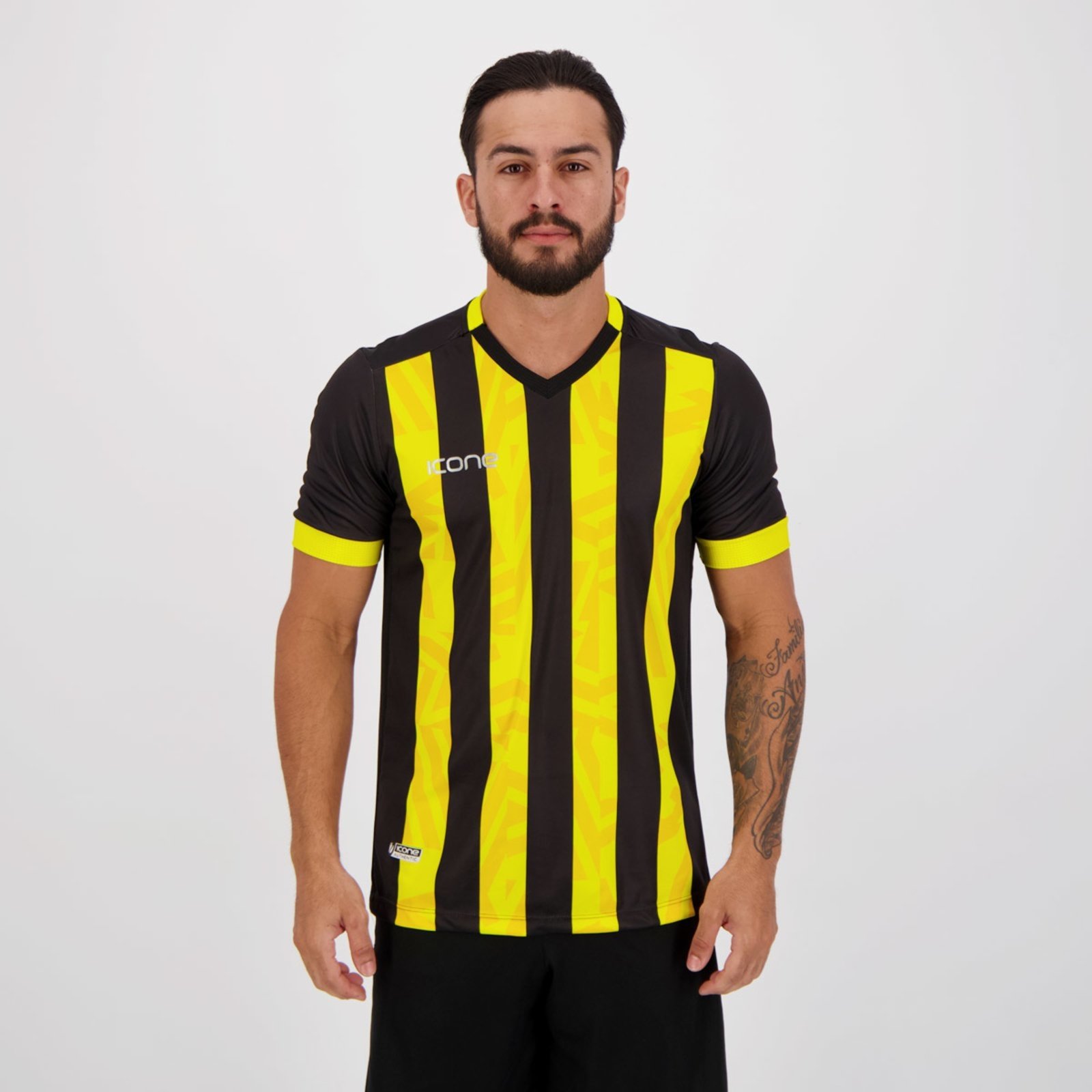 camiseta amarela e preta