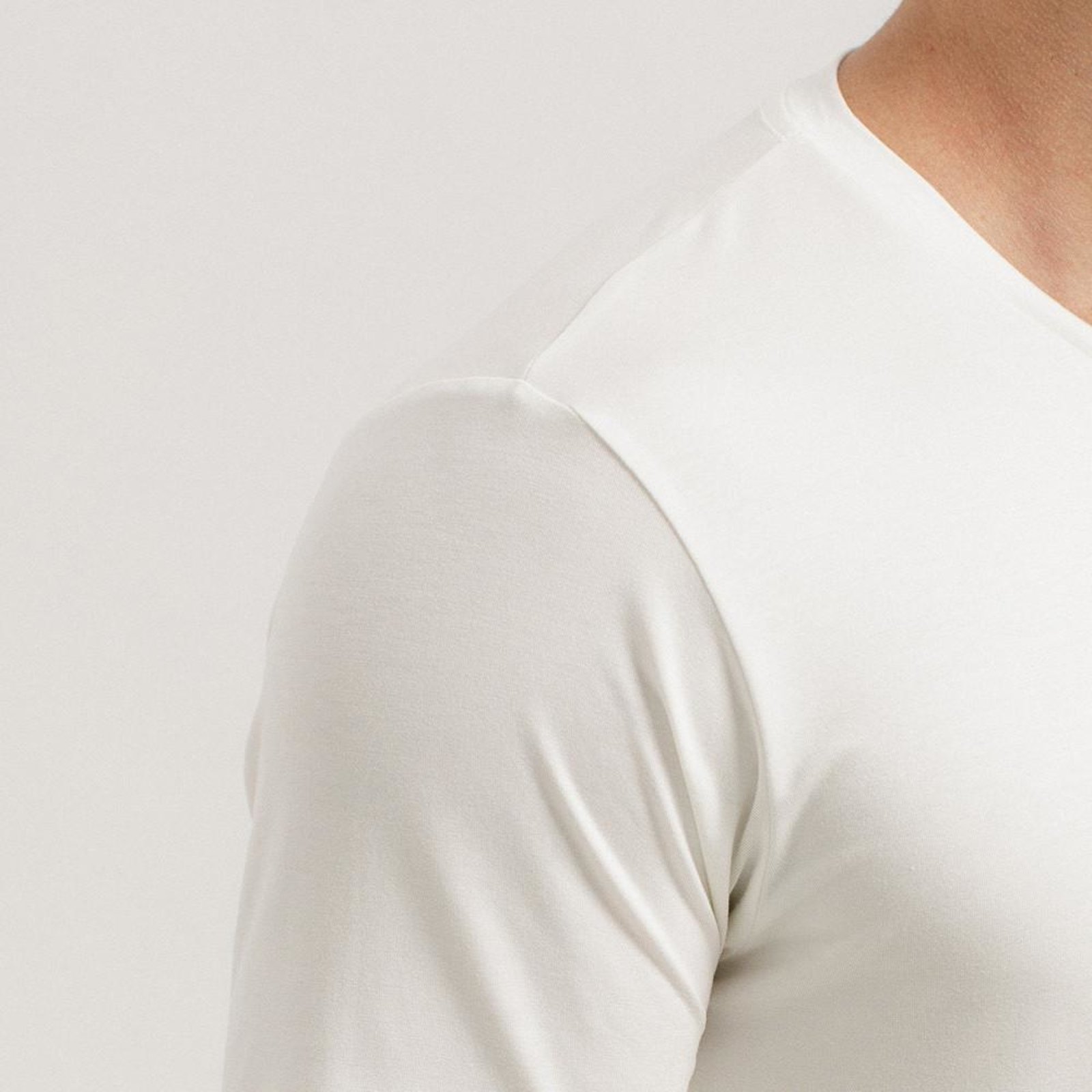 Tech T-Shirt gola V: a camiseta com gola V masculina da Insider