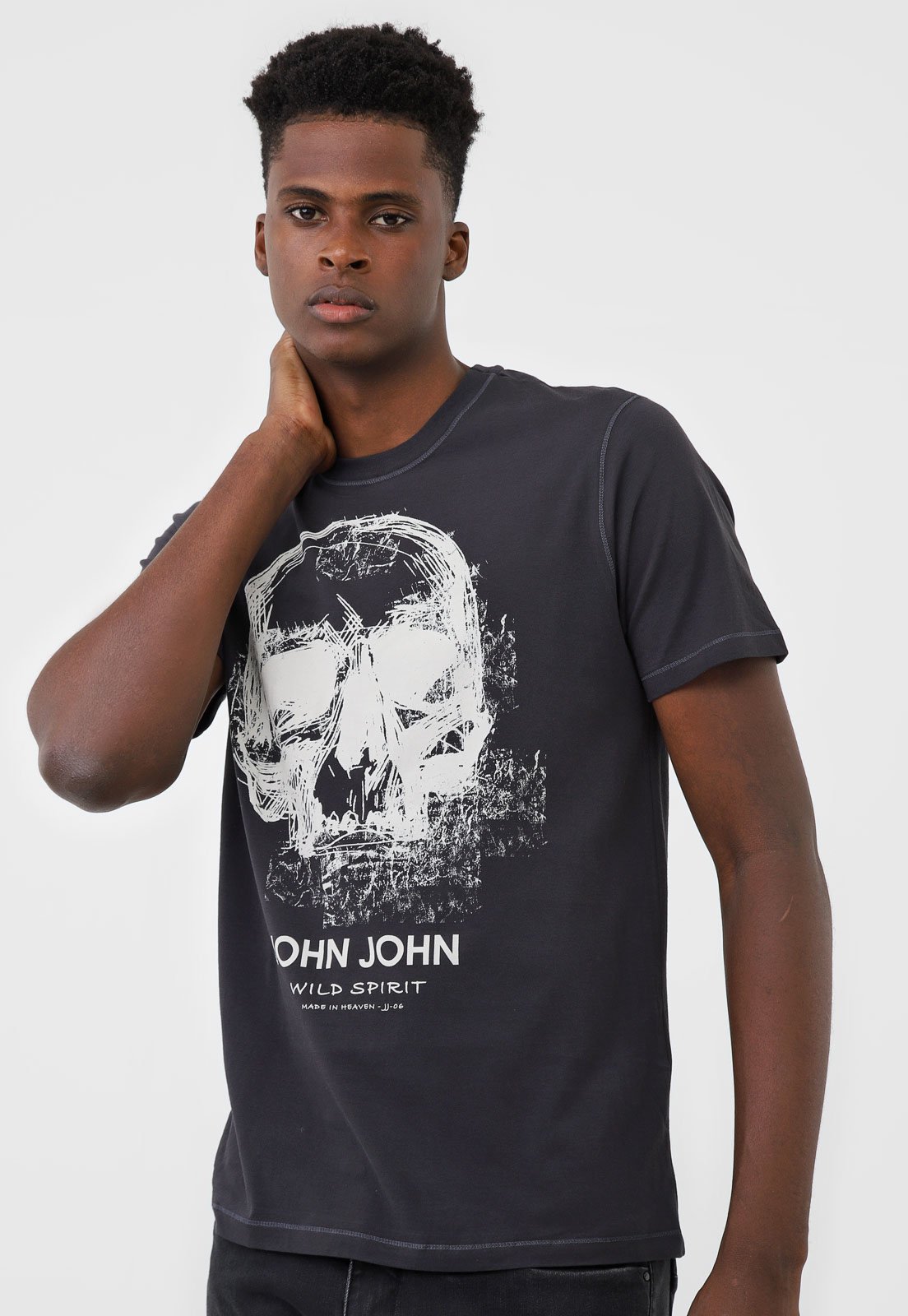 A caveira é um símbolo da John John e ganha uma estilização com flores  nesse modelo de camiseta. O modelo de manga curta é perfeito para ser usado  em