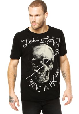 A caveira é um símbolo da John John e ganha uma estilização com flores  nesse modelo de camiseta. O modelo de manga curta é perfeito para ser usado  em