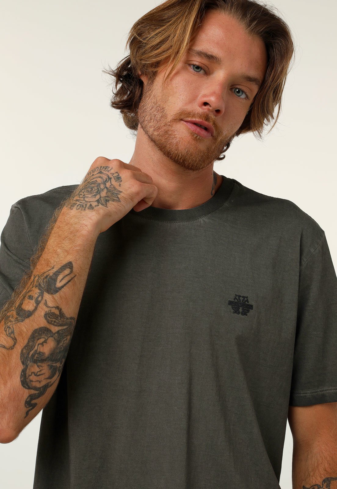 Camiseta John John Masculina Regular Logo Repeat Cáqui John John Camisetas  Surfwear I Streetwear I Surf Shop