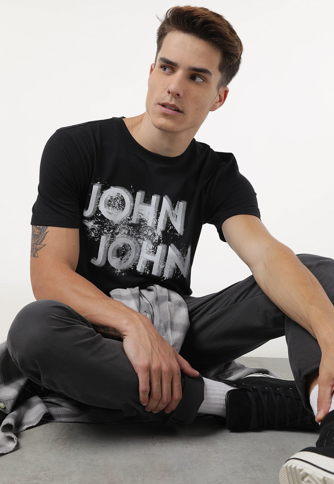 CAMISETA JOHN JOHN LOGO PRETA - Faz a Boa!