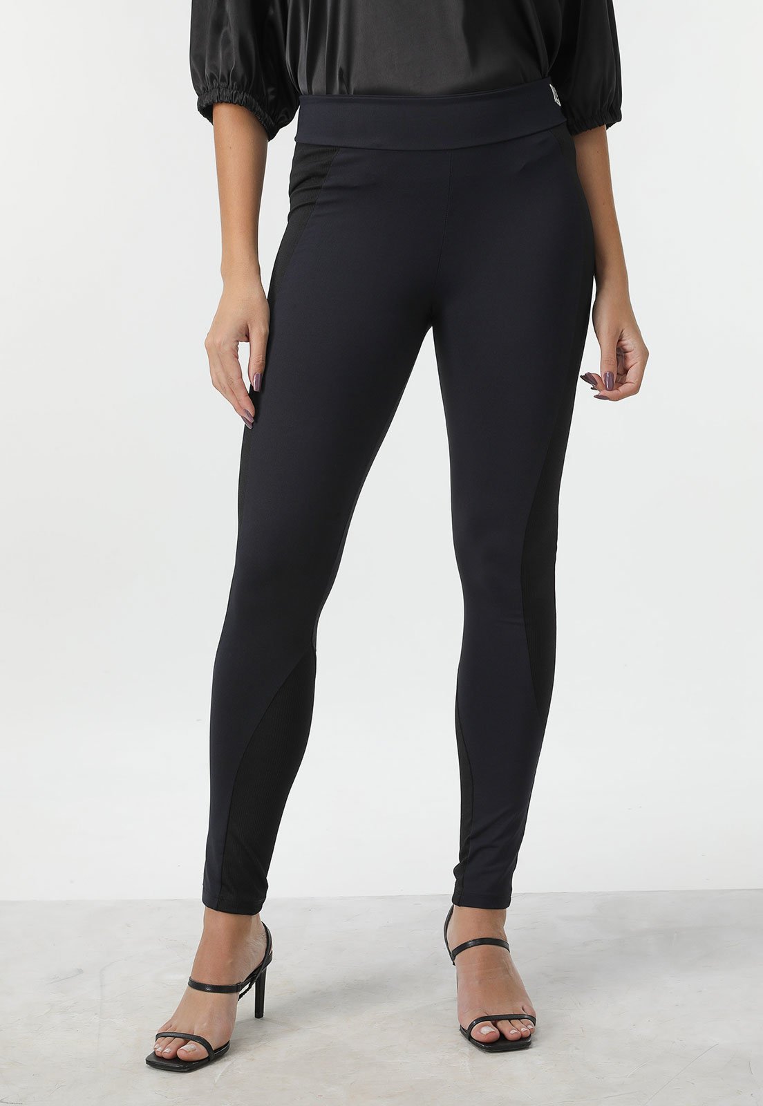 Calça legging fashion lança perfume