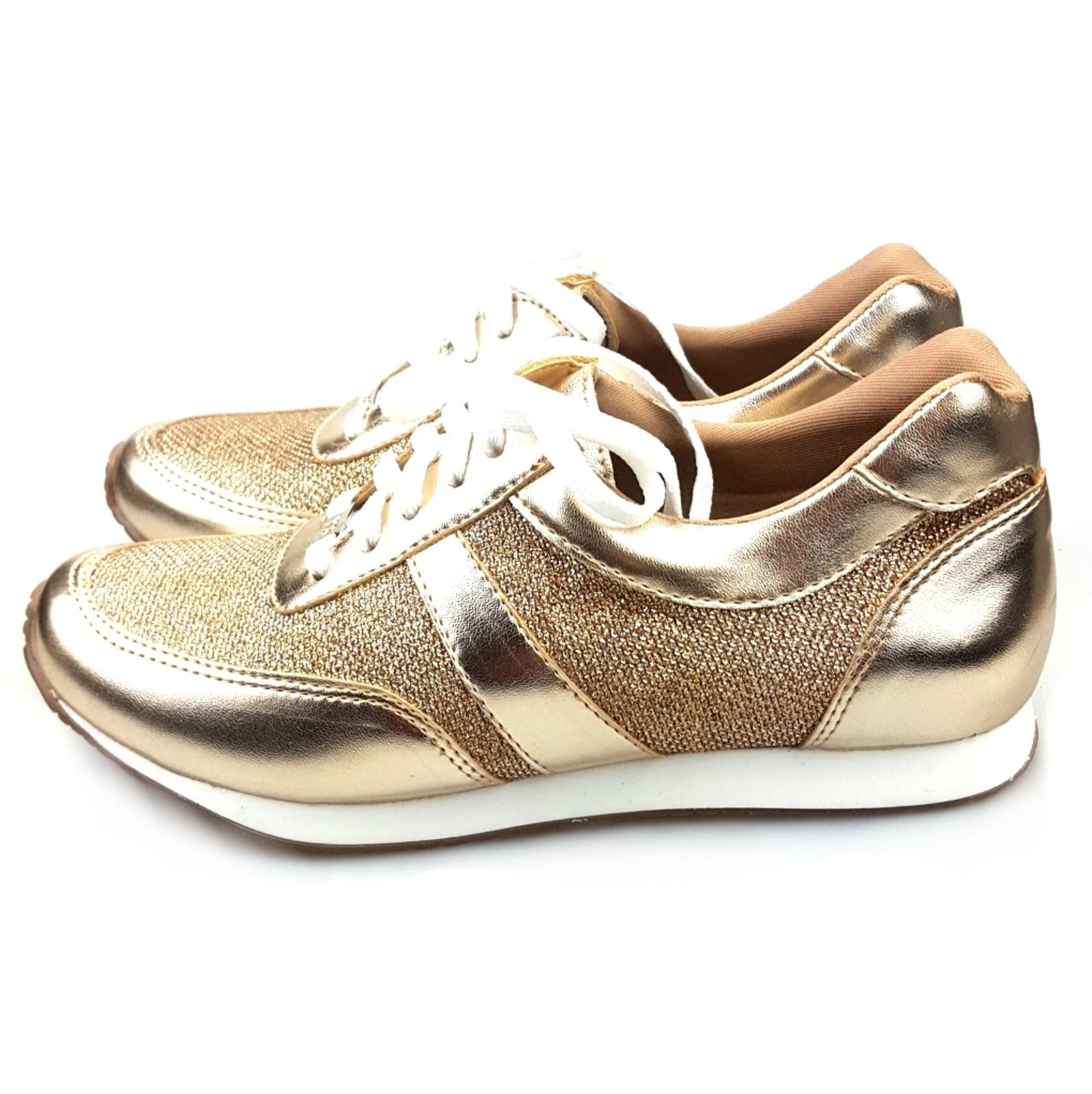 tenis com brilho dourado