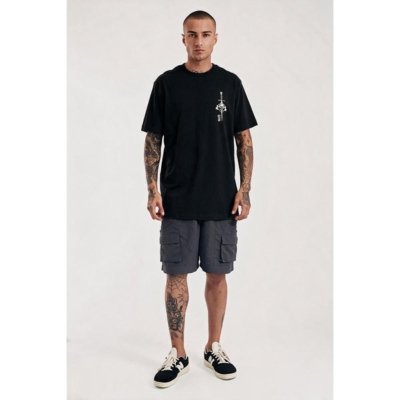 Camiseta Regular Lateral Adaga Rosa Preto