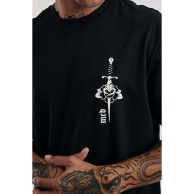 Camiseta Regular Lateral Adaga Rosa Preto