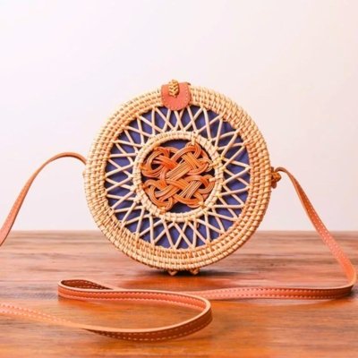 BOLSA DE PRAIA DE RATTAN ESTRUTURADA COM FORRO - BALI - Azul - MELLOW BRAZIL