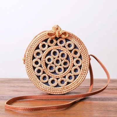 BOLSA DE PRAIA DE RATTAN ESTRUTURADA COM FORRO - MALDIVAS - Azul - MELLOW BRAZIL