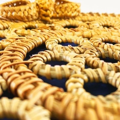 BOLSA DE PRAIA DE RATTAN ESTRUTURADA COM FORRO - MALDIVAS - Azul - MELLOW BRAZIL