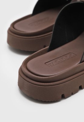 Rasteira Feminina Moleca Tachas Fivela Marrom