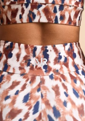 Shorts Morena Rosa Ajustado Alta Marrom