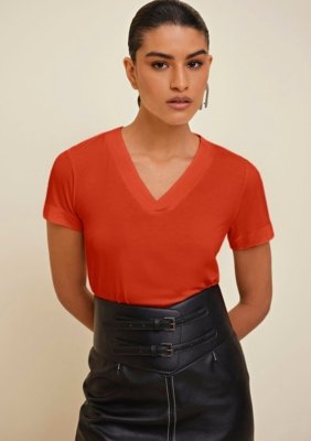 T-Shirt Morena Rosa Decote V Com Placa Laranja