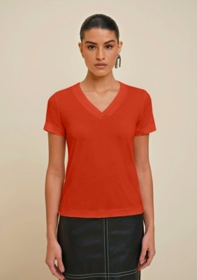 T-Shirt Morena Rosa Decote V Com Placa Laranja