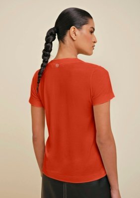 T-Shirt Morena Rosa Decote V Com Placa Laranja