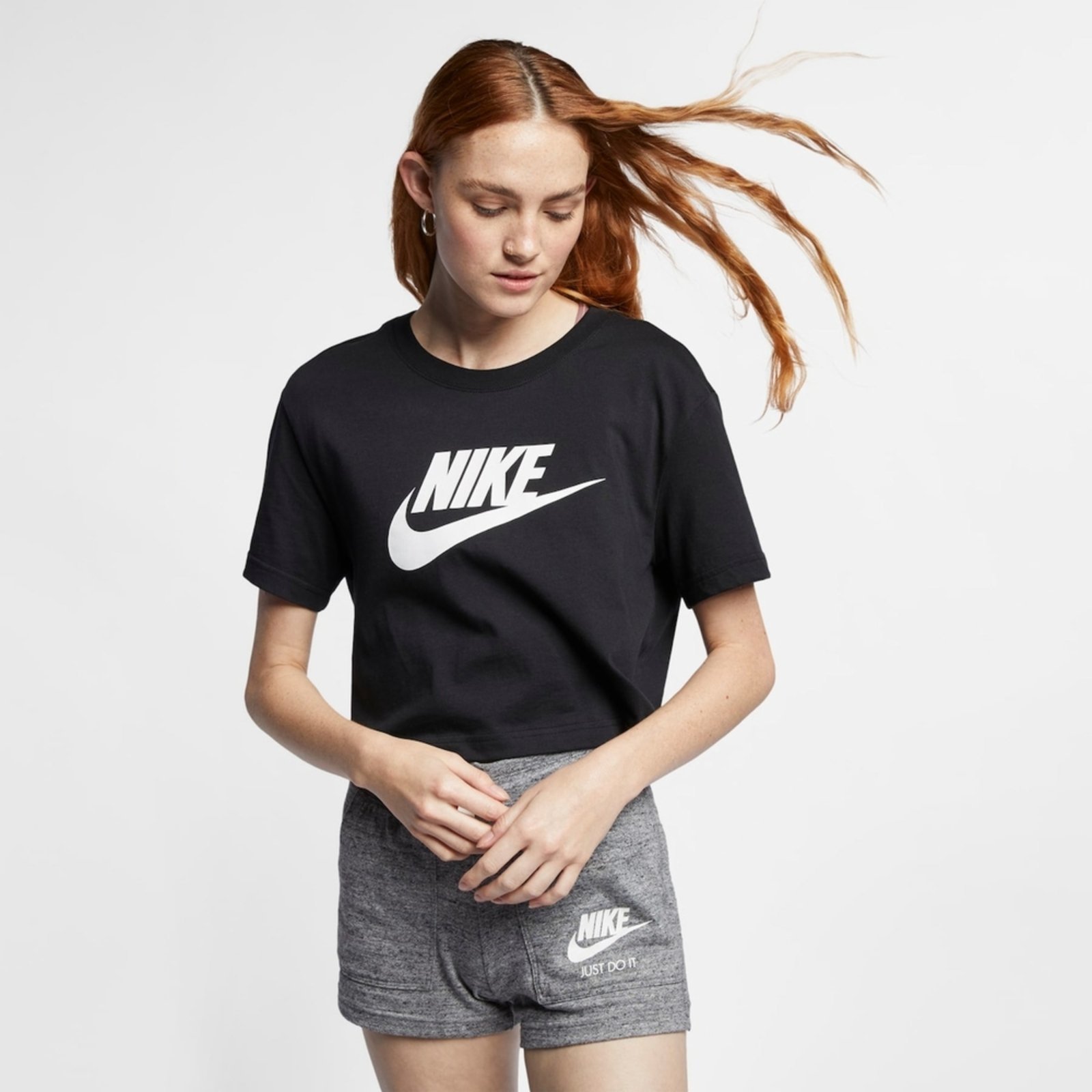 https://static.dafiti.com.br/p/Nike-Camiseta-Cropped-Nike-Sportswear-Essential-Feminina-6589-9968079-1-zoom.jpg