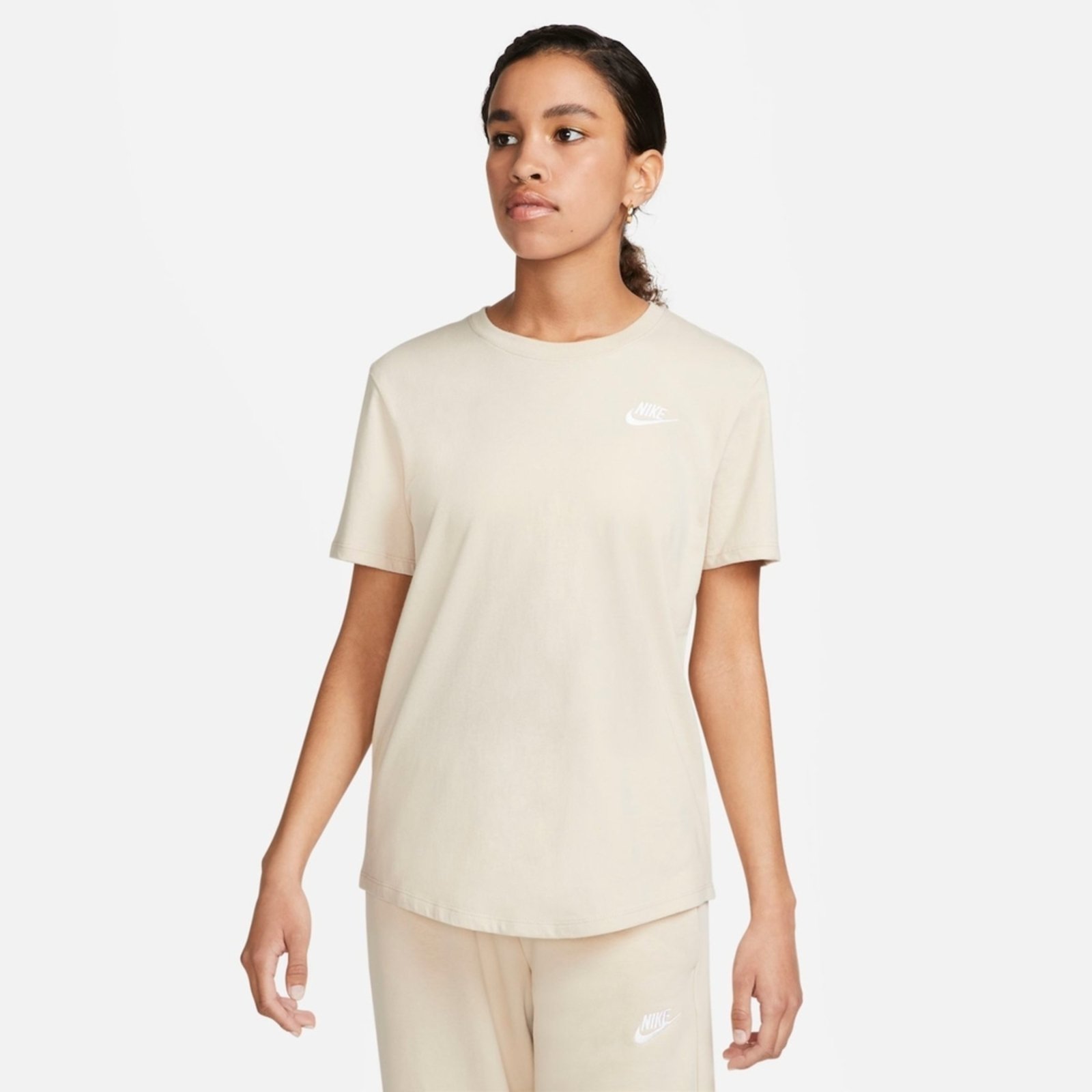 Camiseta Nike Sportswear Club Essentials Feminina