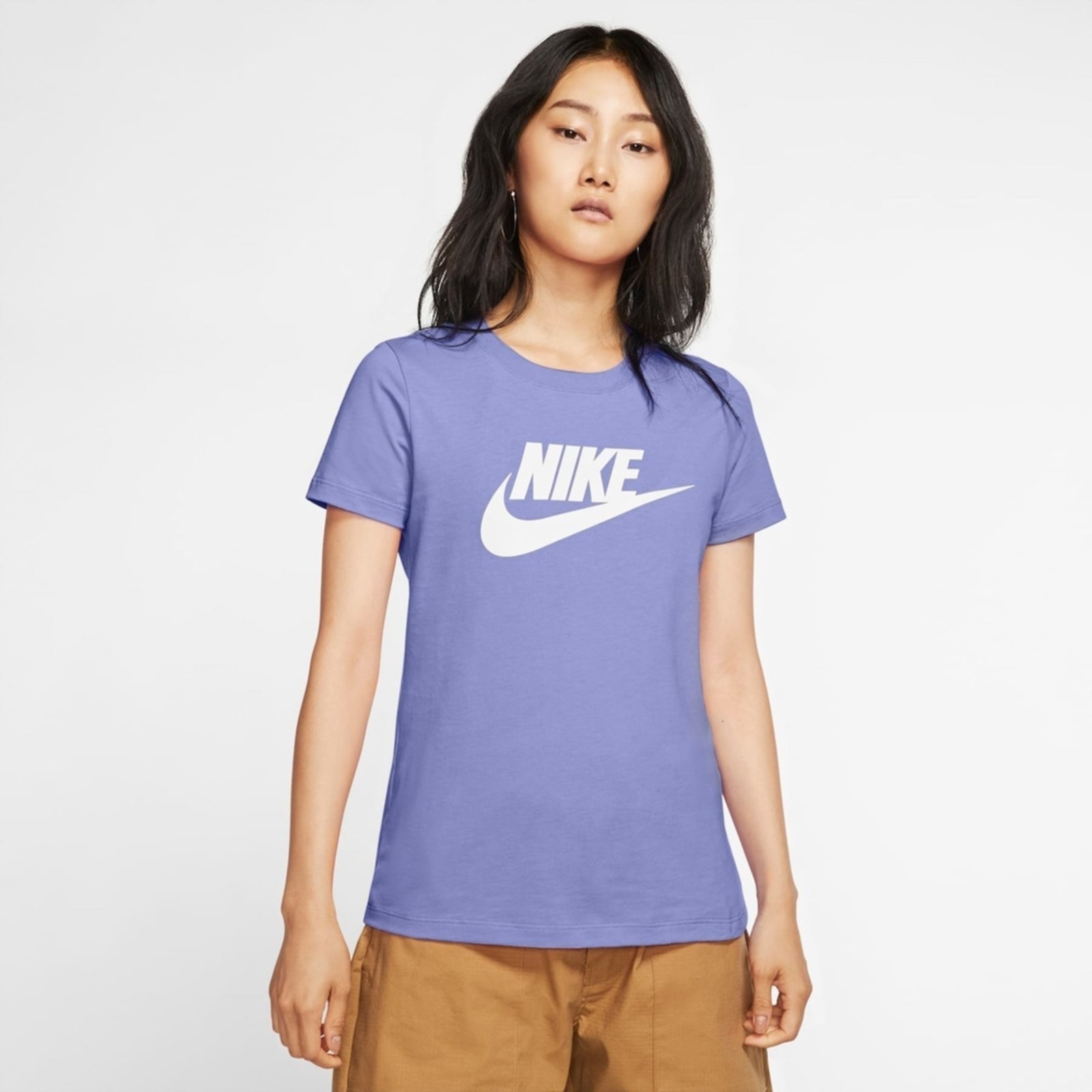 Nike sportswear essential store t shirt