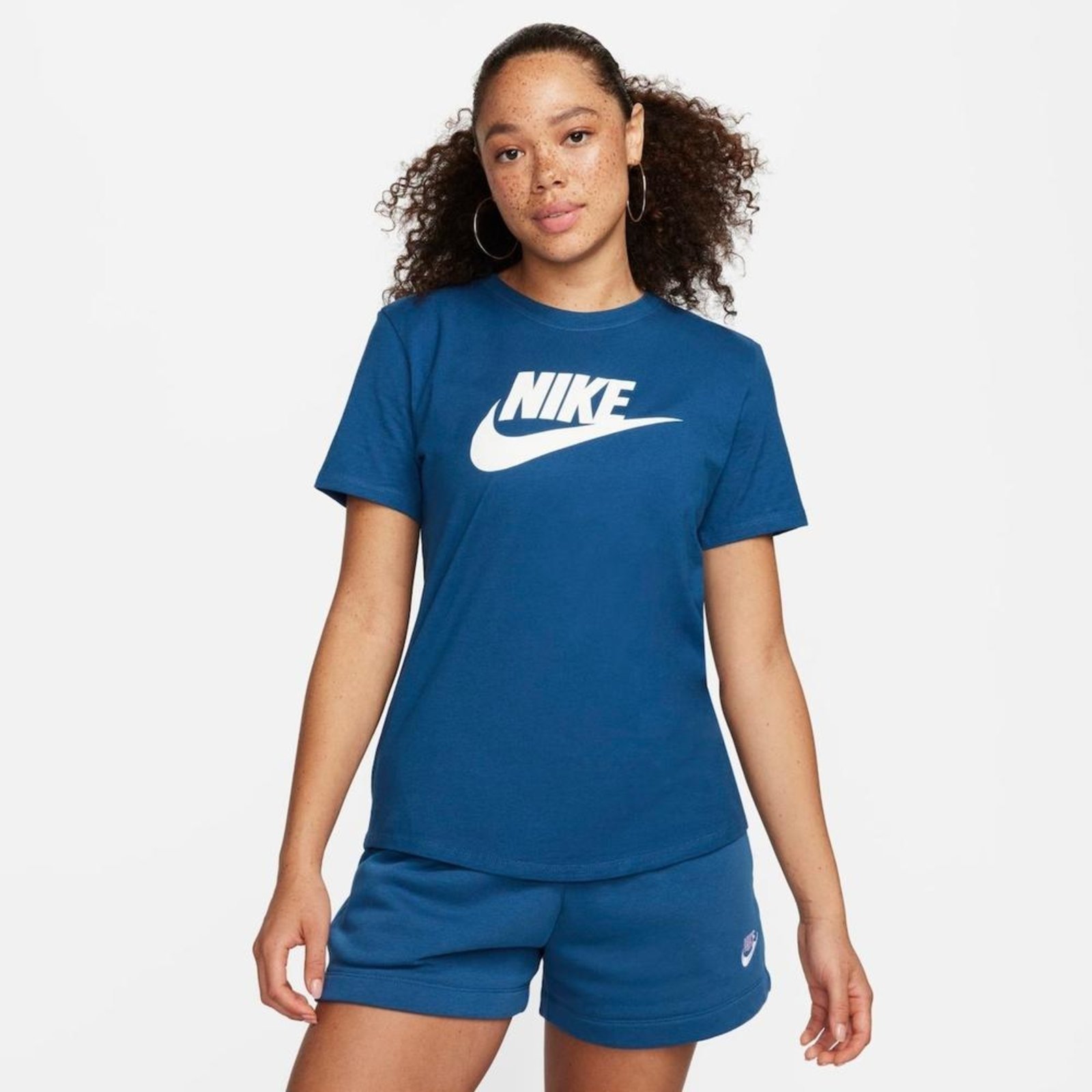 Camiseta Nike Sportswear Essentials Feminina