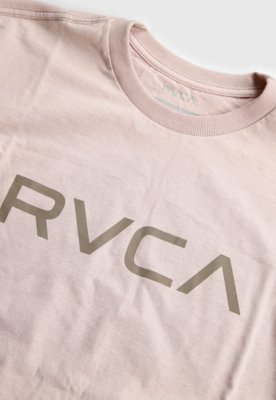Camiseta Masculina RVCA Logo Rosa