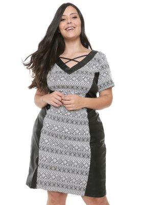 vestido preto de malha plus size