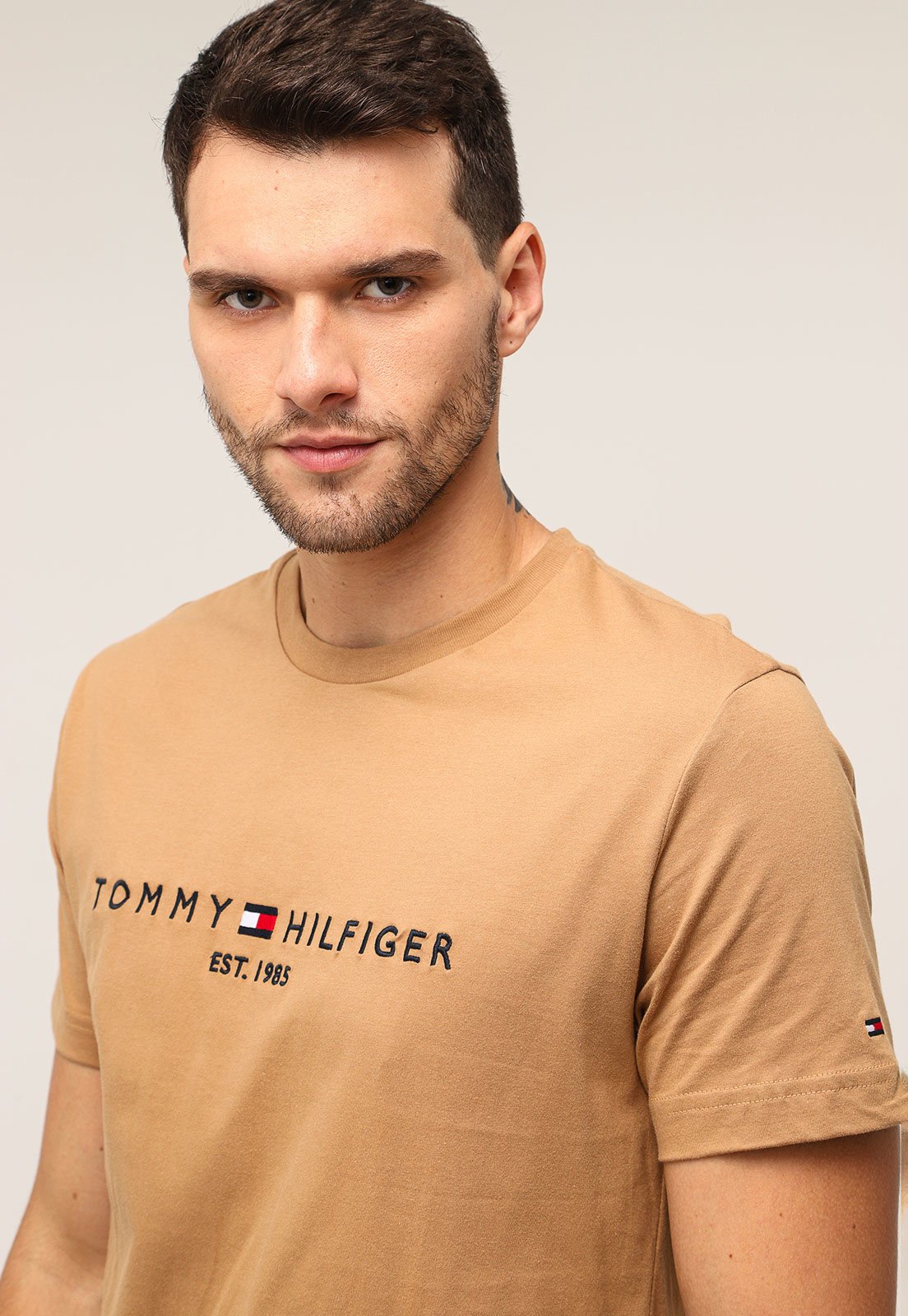 Camiseta Tommy Hilfiger Logo Bordado Bege - Faz a Boa!