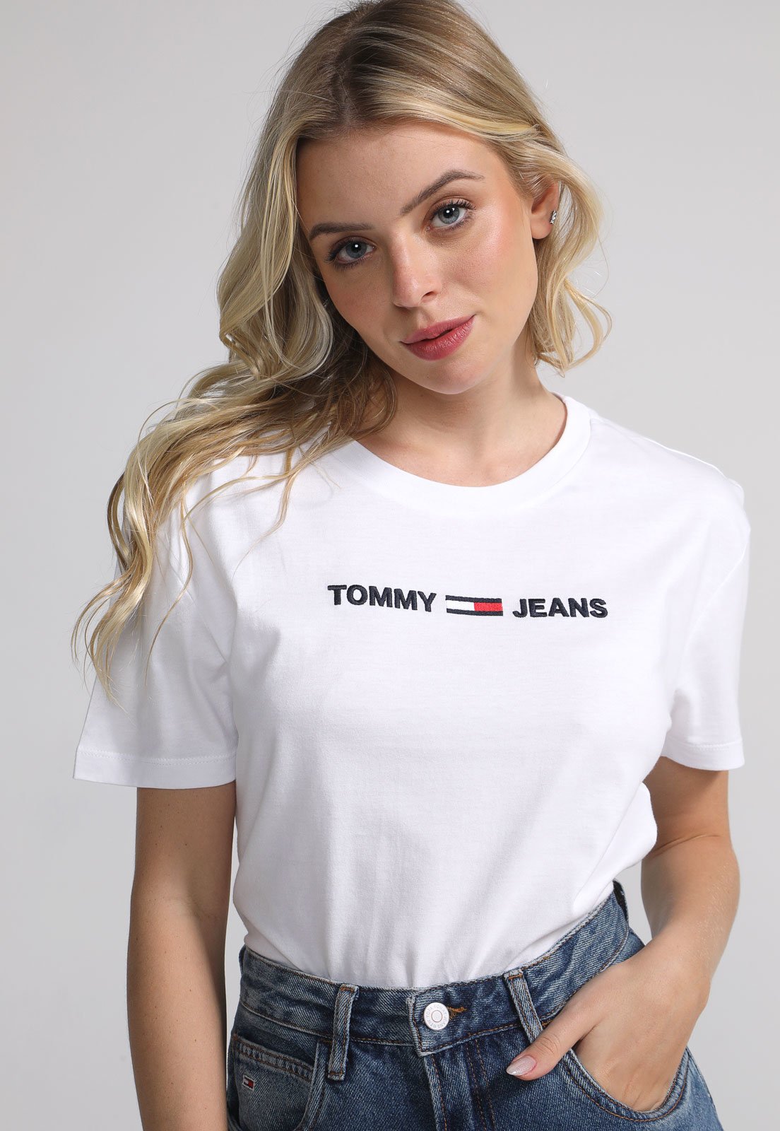 https://static.dafiti.com.br/p/Tommy-Jeans-Camiseta-Tommy-Jeans-Logo-Branca-2060-35603601-1-zoom.jpg
