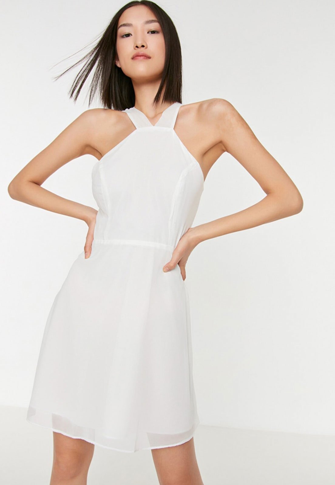 Vestido Trendyol Collection Curto Assimétrico Branco - Faz a Boa!