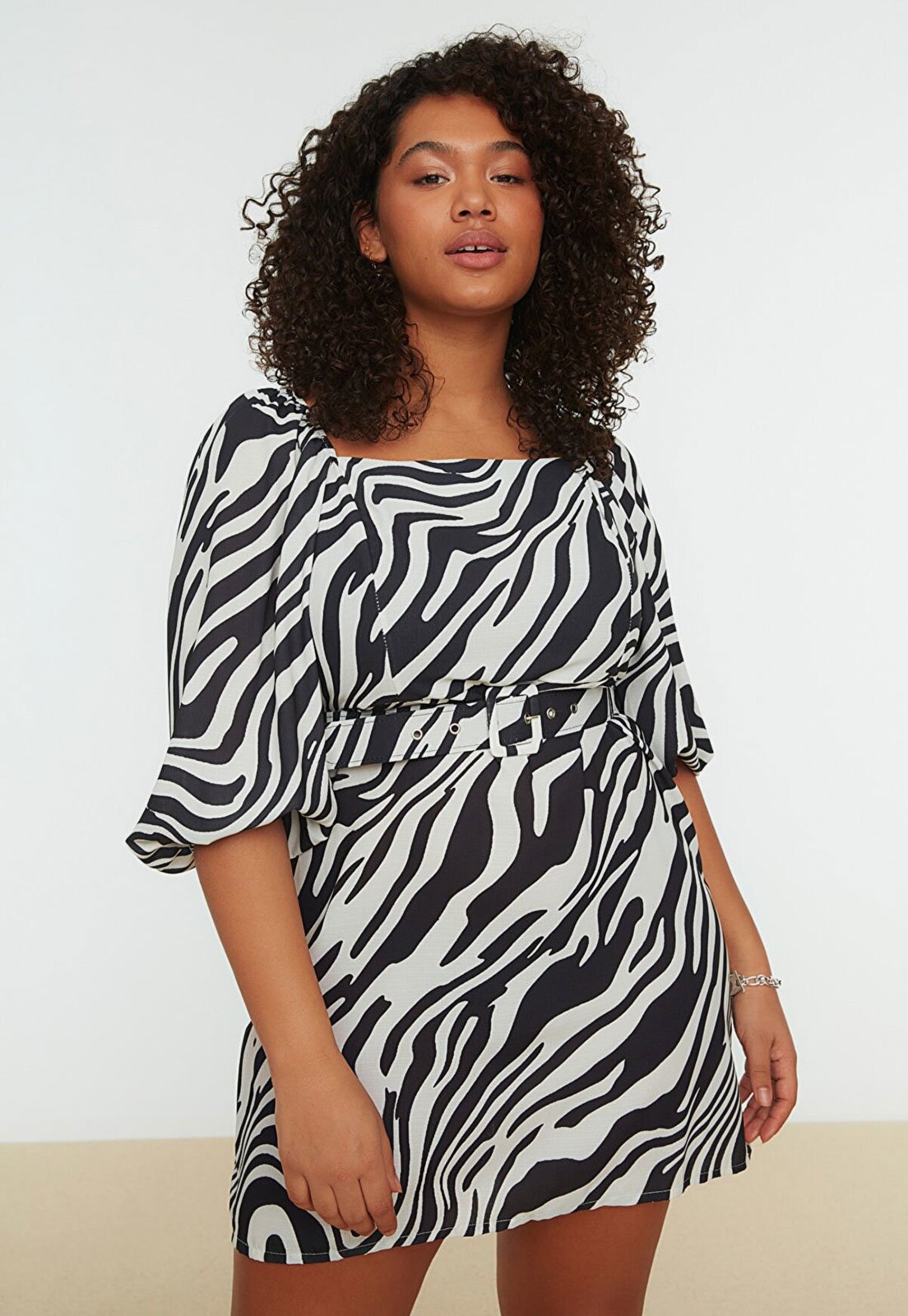 Trendyol Collection Vestido Trendyol Plus Size Curto Zebra Branco