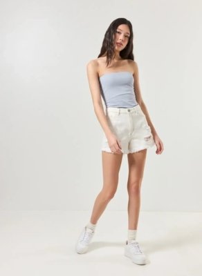 Short em Jeans Delavê com Rasgos