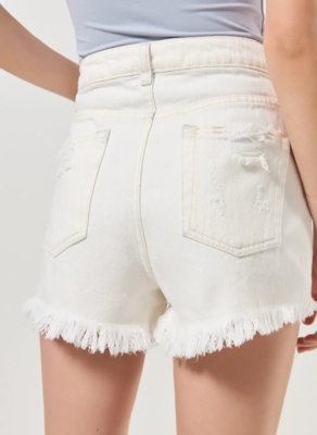 Short em Jeans Delavê com Rasgos