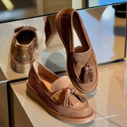 Mocassim Maithe Camurça Caramelo com Textura e Barbicacho  Maithe Caramelo - Marca Maithe