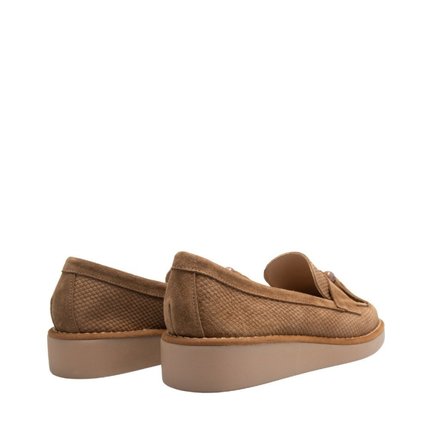 Mocassim Maithe Camurça Caramelo com Textura e Barbicacho  Maithe Caramelo - Marca Maithe