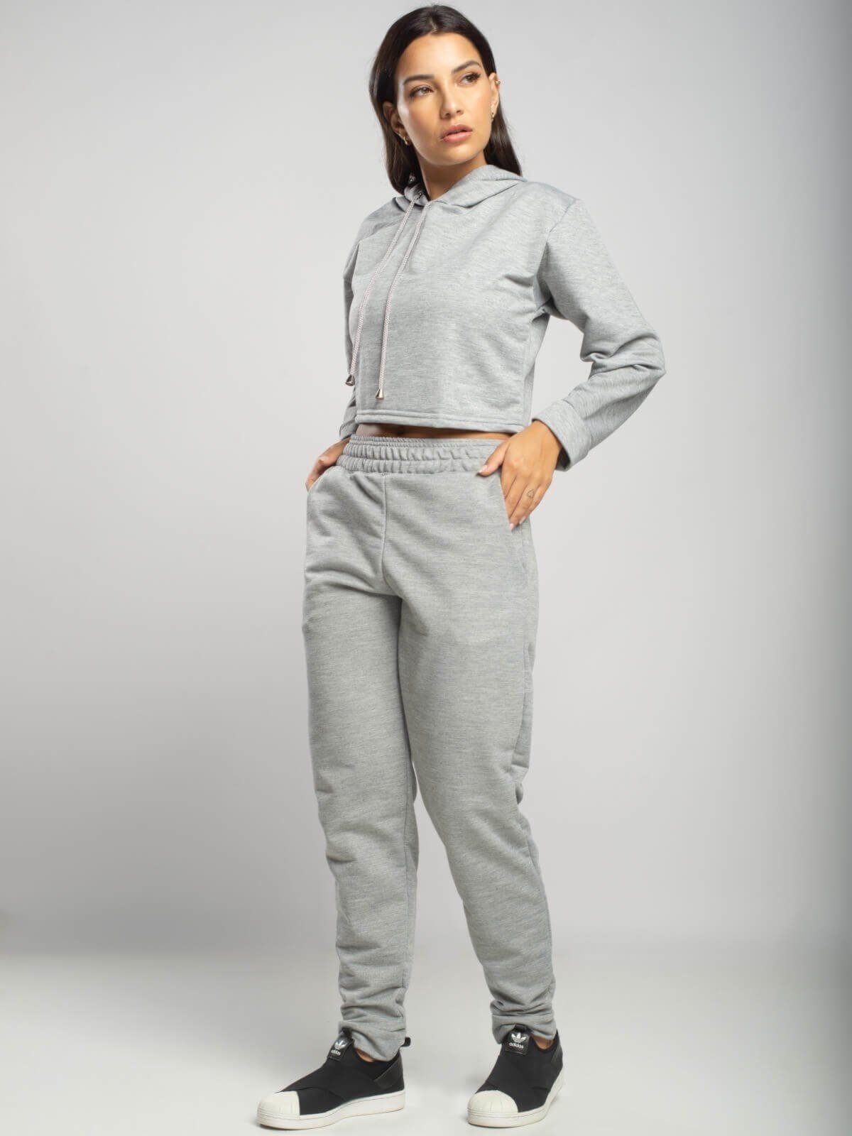 Conjunto Moletinho Feminino Calça Jogger e Casaco Cropped com Capuz Vicbela Cinza Conjunto Moletinho Feminino Calça Jogger e Casaco Cropped com Capuz Vicbela Cinza