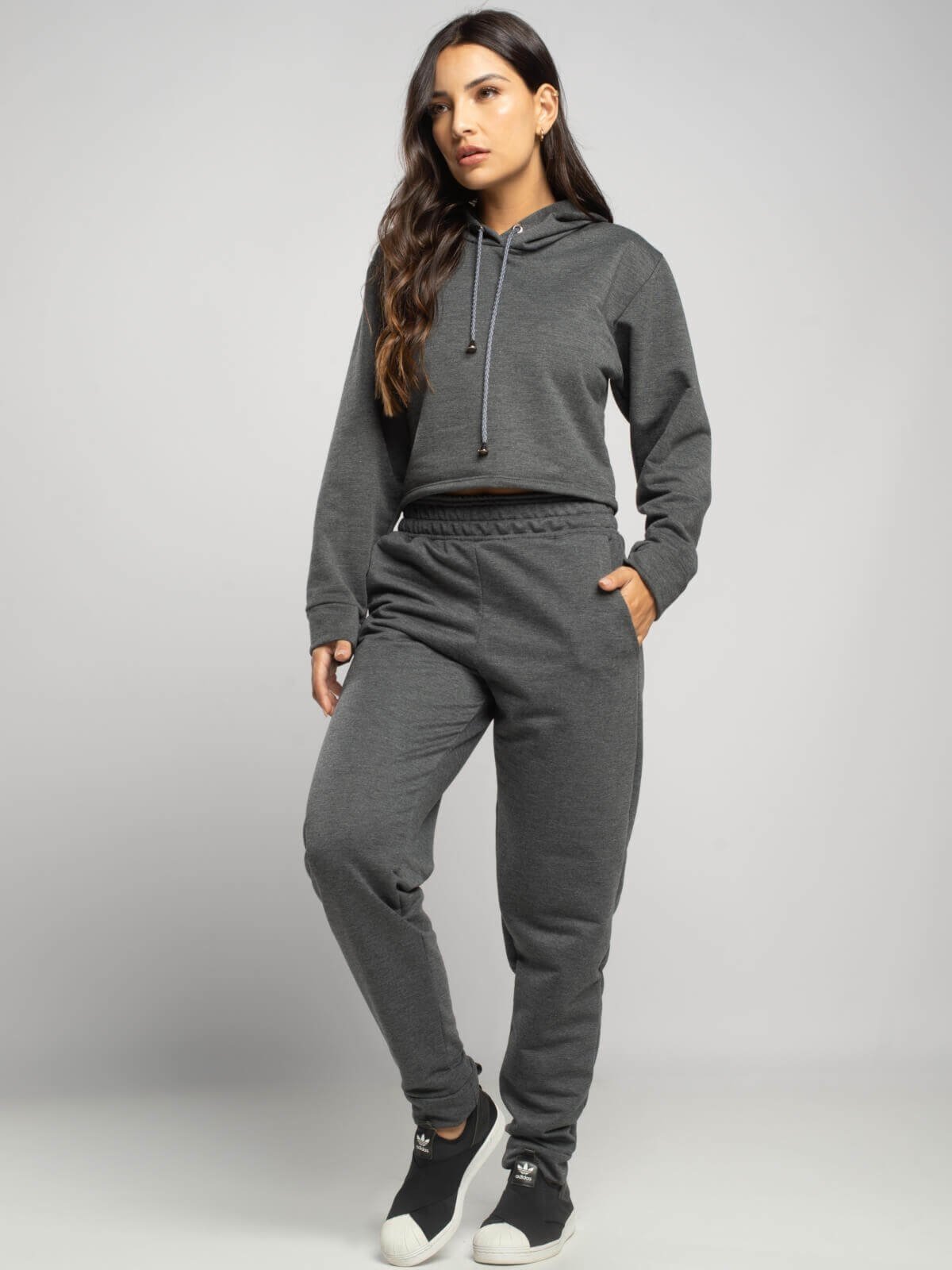 Conjunto Moletinho Feminino Calça Jogger e Casaco Cropped com Capuz Vicbela Grafite Conjunto Moletinho Feminino Calça Jogger e Casaco Cropped com Capuz Vicbela Grafite