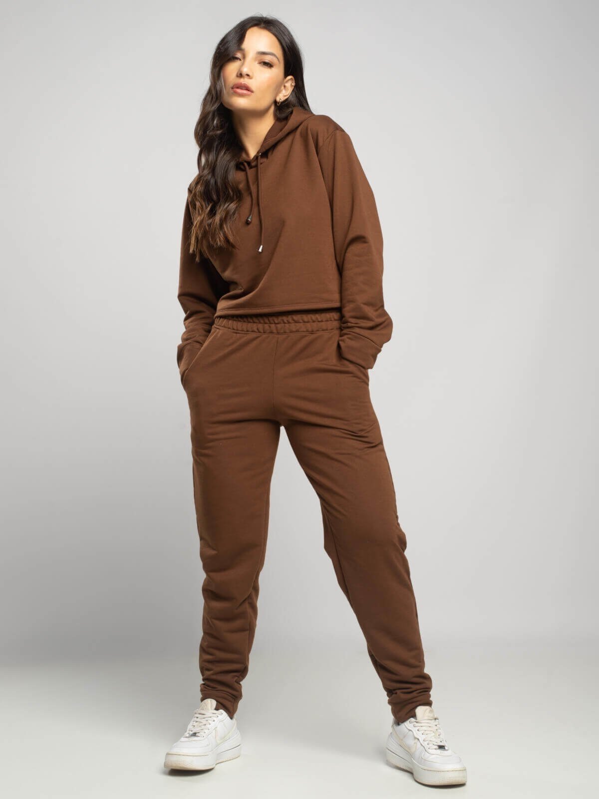 Conjunto Moletinho Feminino Calça Jogger e Casaco Cropped com Capuz Vicbela Marrom Conjunto Moletinho Feminino Calça Jogger e Casaco Cropped com Capuz Vicbela Marrom